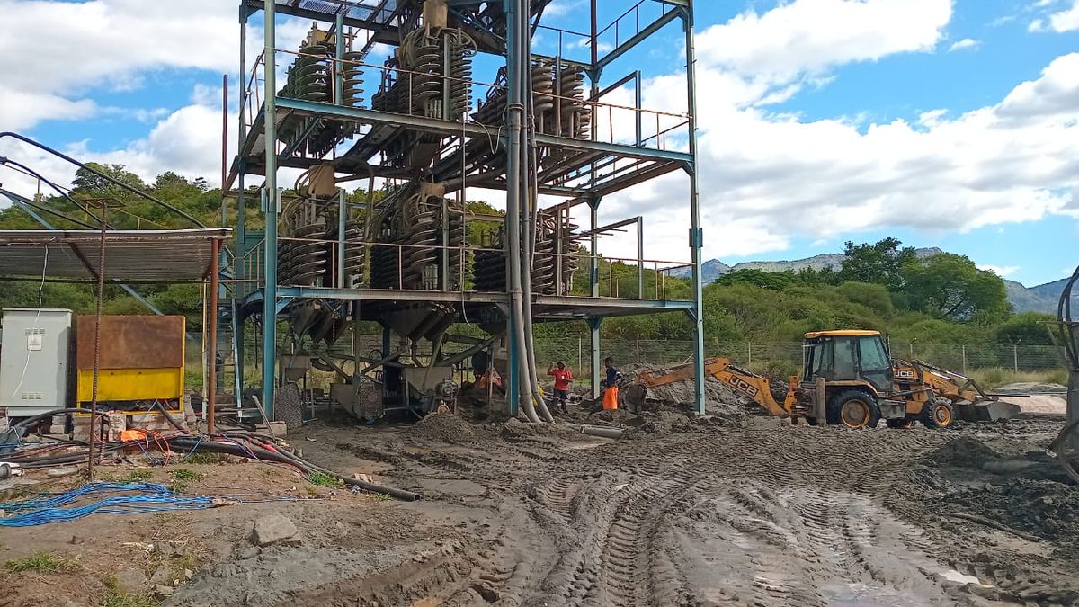 TLB feeding material to a spiral concentrator plant on a chrome site
